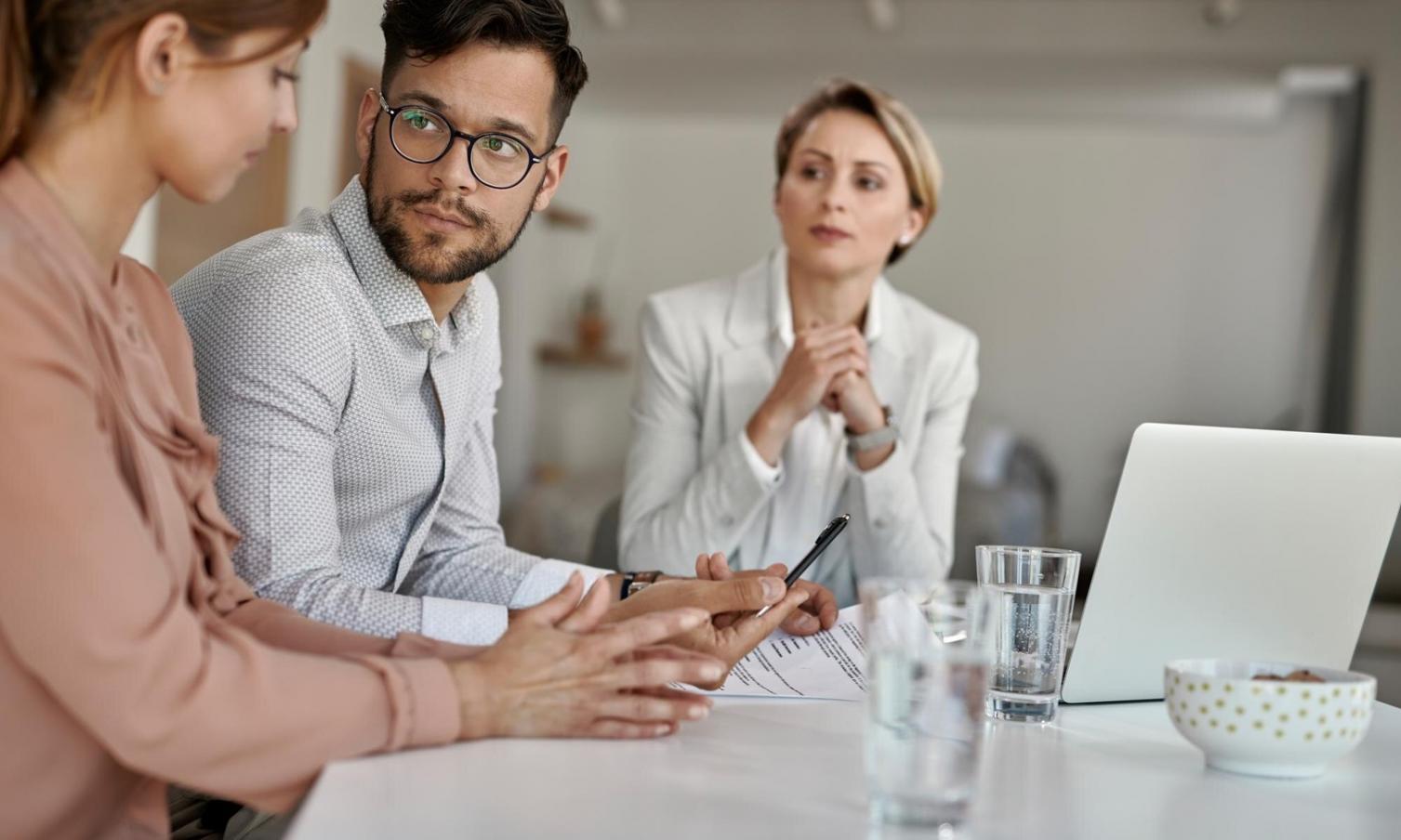 Arbeitsumgebung für Finanzanalyse mit Diagrammen und Berichten